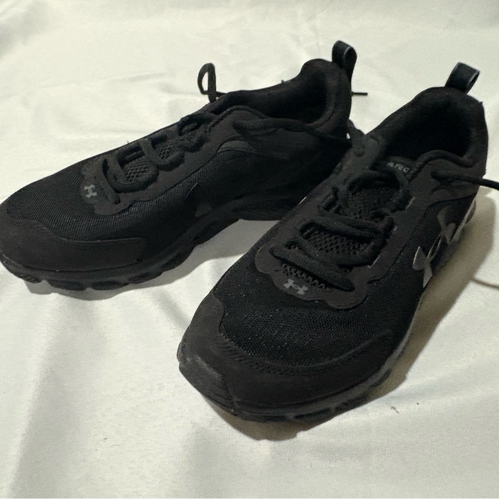Under Armour Black Athletic Shoes Sleek Design Lightweight